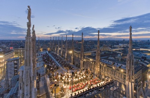 Le guglie del Duomo di Milano venerdì 15 luglio 2011 si trasformano in teatro per ospitare il debutto dei 'Lombardi alla prima crociata' in forma di concerto con un cast diretto da Lorenzo Coladonato in cui spicca il basso Ruggero Raimondi. L'opera (che sarà replicata lunedì, sempre alle 21,30) fa parte degli eventi di Vivilduomo, organizzati dalla Veneranda Fabbrica per finanziare i restauri della cattedrale. I soldi raccolti serviranno per il restauro della guglia maggiore su cui poggia la Madonnina.ANSA